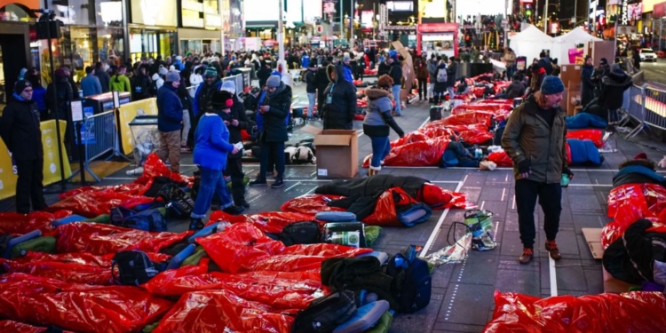 Тысячи людей по всему миру переночевали на улице в рамках акции The World’s Big Sleep Out