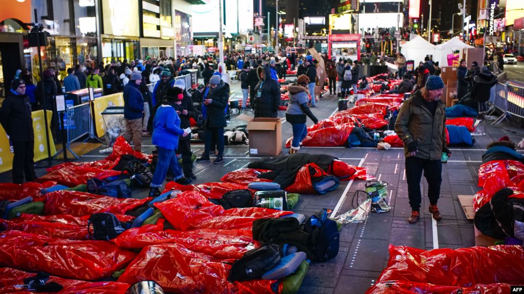 Тысячи людей по всему миру переночевали на улице в рамках акции The World's Big Sleep Out 1