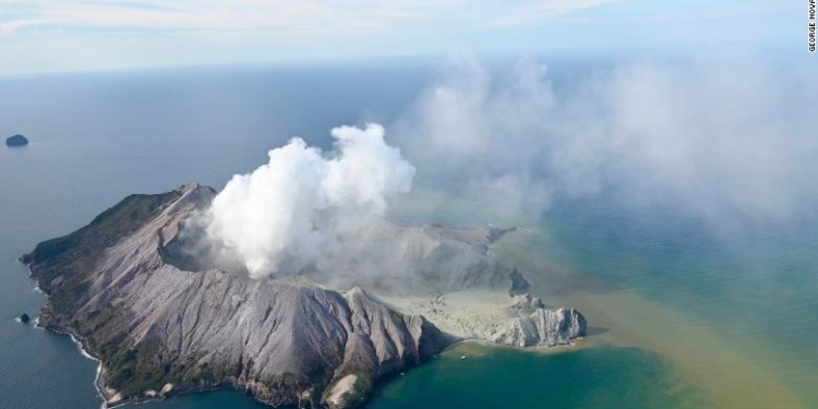 На острове у Новой Зеландии началось извержение вулкана – один человек погиб, около 20 ранены, еще 20 пропали без вести