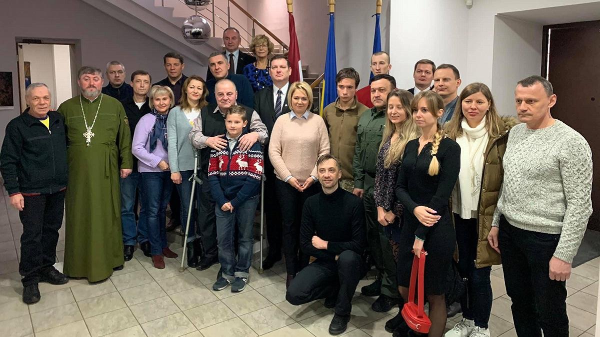 Бывшие пленники Кремля отправились на реабилитацию в Юрмалу (ВИДЕО)