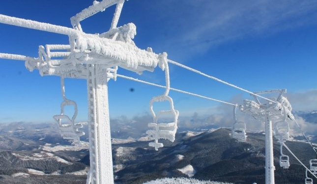 Во Франции 97 лыжников два часа провисели на десятиметровой высоте