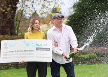 Выигравший 105 млн фунтов строитель купил себе новую рубашку и перестал брать с клиентов деньги