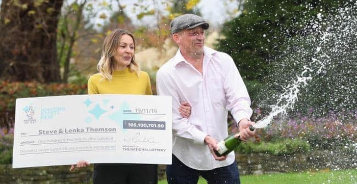 Выигравший 105 млн фунтов строитель купил себе новую рубашку и перестал брать с клиентов деньги