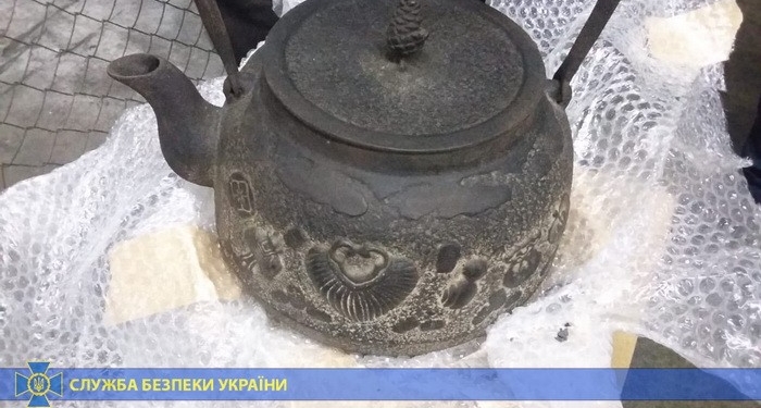 Самураи среди нас. На таможне нашли японские артефакты на $300 тысяч (ФОТО)