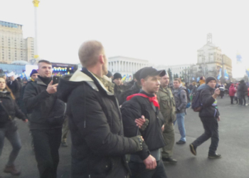 На Майдане во время вече Порошенко забросали яйцами