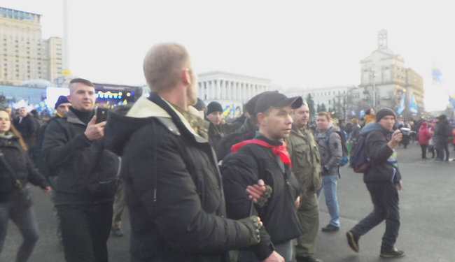 На Майдане во время вече Порошенко забросали яйцами