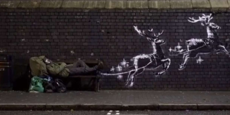 Стрит-арт художник Бэнкси представил рождественскую работу с бездомным и оленями (ВИДЕО)