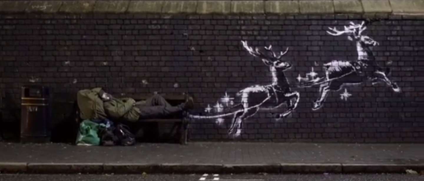 Стрит-арт художник Бэнкси представил рождественскую работу с бездомным и оленями (ВИДЕО)