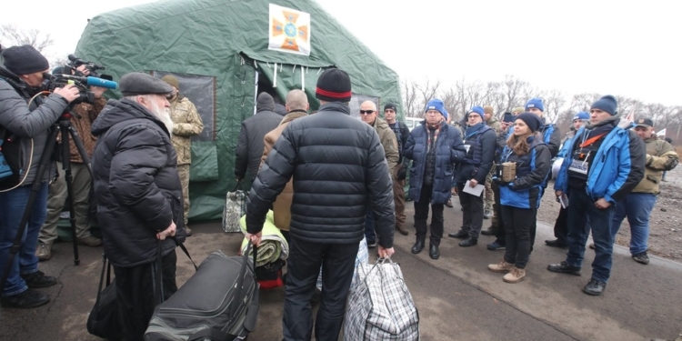 Обновлено. Обмен на КПВВ “Майорское” завершился (ФОТО)