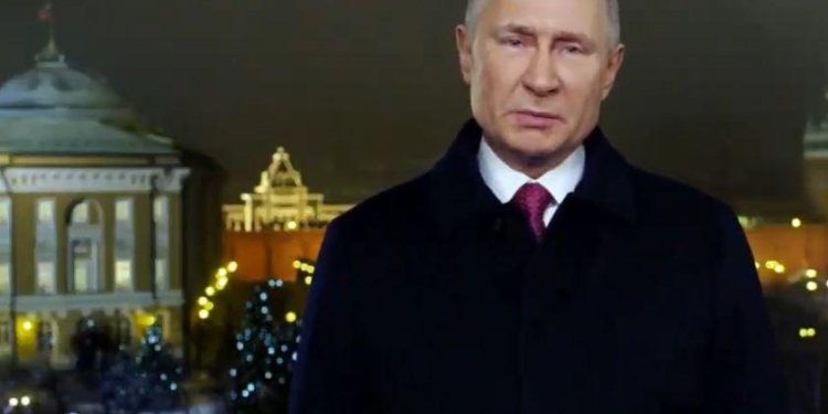 Пользователям сети “закрыли рты” под новогодним обращением Путина (ВИДЕО)