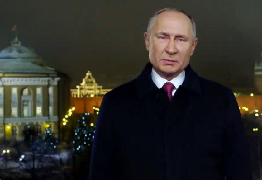 Пользователям сети "закрыли рты" под новогодним обращением Путина (ВИДЕО) 1