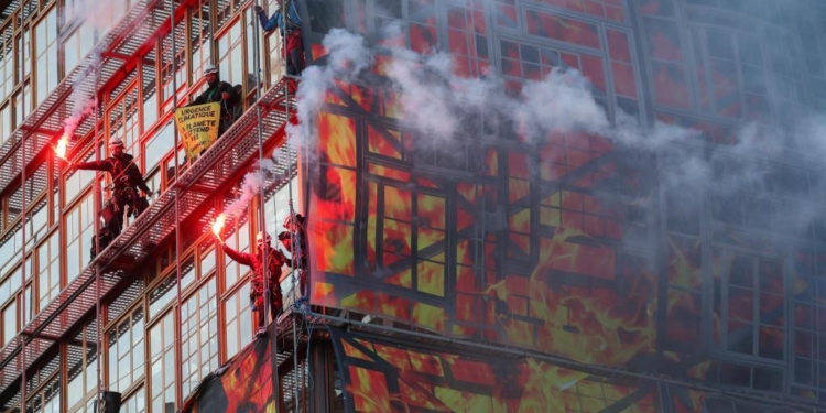 Активисты Greenpeace с пожарной машиной и файерами заблокировали здание Совета Европы в Брюсселе (ВИДЕО)