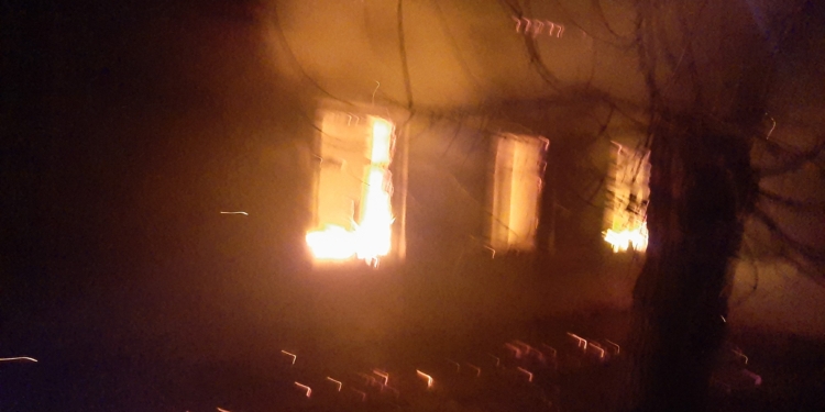 Николаевские спасатели погасили пожар в частном доме