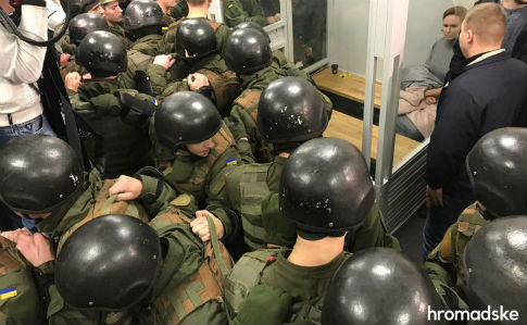 Дело Шеремета: силовики штурмом взяли зал суда и вывели подозреваемую Кузьменко (ВИДЕО)