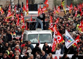 В Париже во время протестов задержали 90 человек