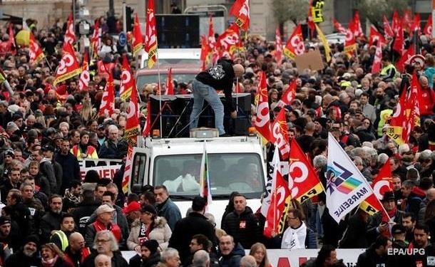 В Париже во время протестов задержали 90 человек