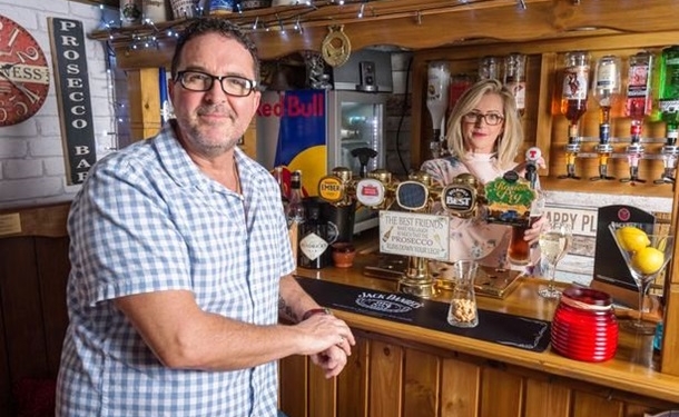 Британка построила во дворе паб, чтобы муж не уходил из дома (ФОТО)