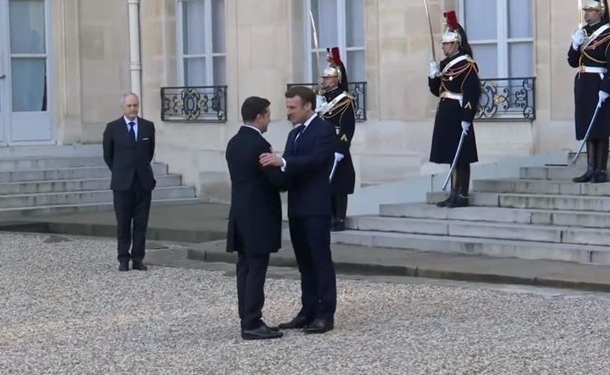 Зеленский прибыл в Елисейский дворец, Путин уже там (ВИДЕО)