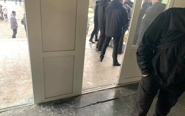 Активисты выбили двери на сессии горсовета Львова 1
