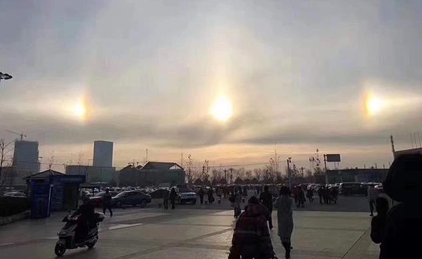 В китайском городе испугались трех солнц в небе (ВИДЕО)