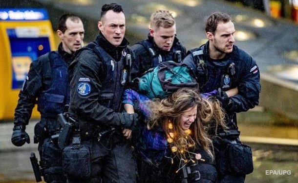 Экоактивистов задержали во время протестов в аэропорту Амстердама