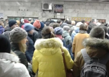 Пассажиры киевского метро, возмущенные сбоем системы электронной оплаты, снесли турникеты