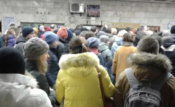 Пассажиры киевского метро, возмущенные сбоем системы электронной оплаты, снесли турникеты