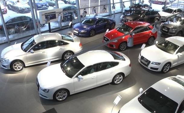 В Китае ребенок повредил десять машин в автосалоне