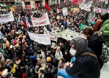 Во Франции протестующий бросил в полицейских бутылку с кислотой