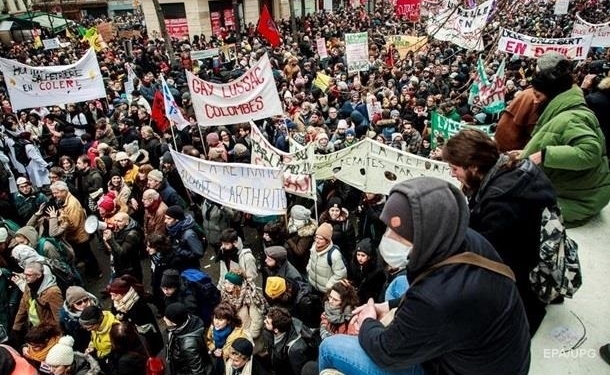 Во Франции протестующий бросил в полицейских бутылку с кислотой