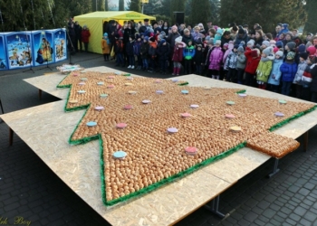 Новогодний рекорд Украины: под Тернополем сделали елку из круассанов