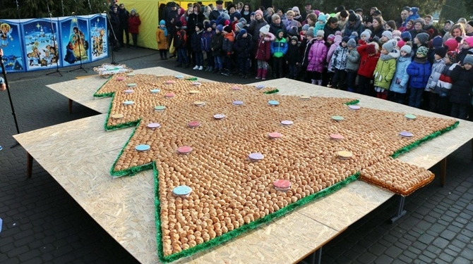 Новогодний рекорд Украины: под Тернополем сделали елку из круассанов