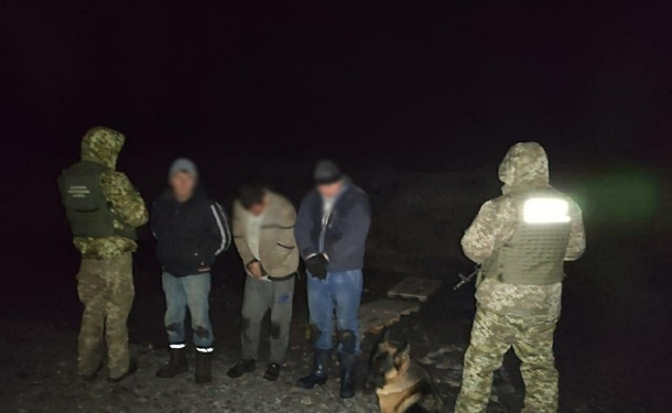 На границе изъяли почти 700 кг красной икры из России