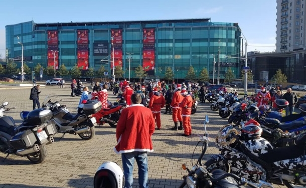 В Одессе байкеры в костюмах Санты устроили мотопробег