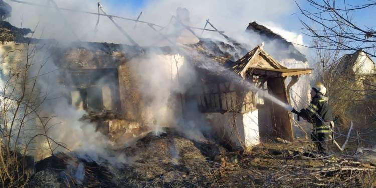 На Николаевщине потушили тростниковую крышу жилого дома (ФОТО)