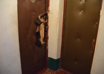 В Николаеве спасатели тушили двери квартиры (ФОТО)
