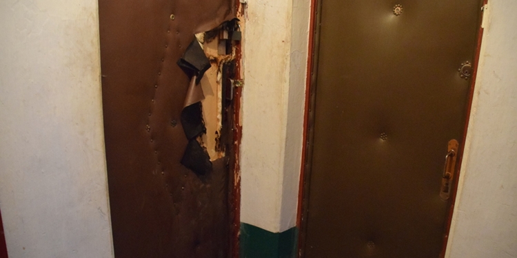 В Николаеве спасатели тушили двери квартиры (ФОТО)