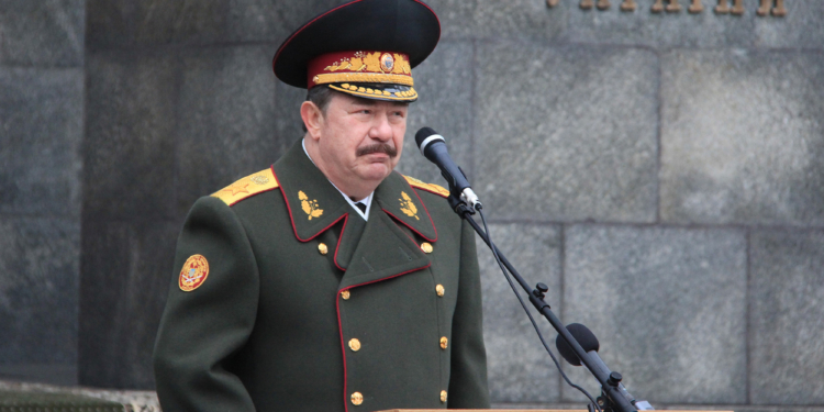 Как провожают генералов: для экс-министра обороны Кузьмука устроили торжественные проводы с воинской службы (ФОТО, ВИДЕО)