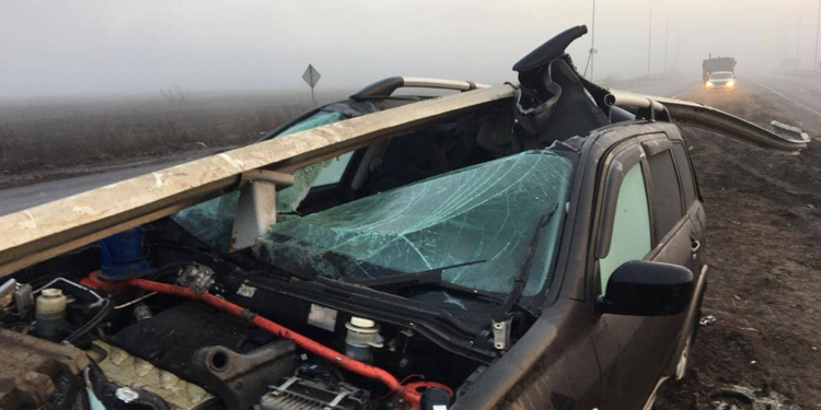 На Николаевщине Mitsubishi Outlander влетел под отбойник – освобождать авто пришлось спасателям (ФОТО)