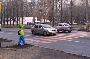 А с виду нормальные. В Николаеве трое мужчин пытались похитить фигурку «школьника»