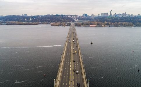 “Киевавтодор” сообщил об аварийной просадке покрытия на мосту Патона