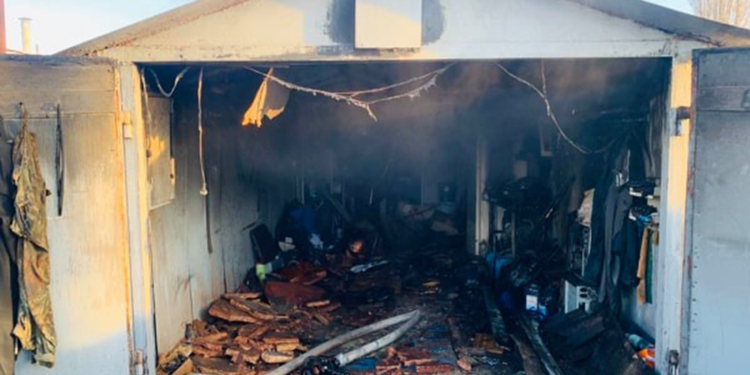 В Николаеве из-за короткого замыкания горел гараж (ФОТО)