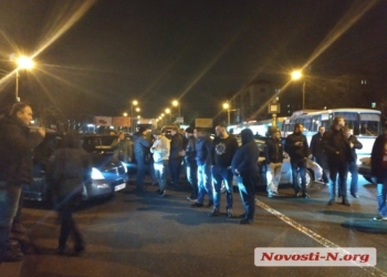 В Николаеве таксисты заблокировали Варваровский мост и требуют ареста виновника смертельного ДТП (ФОТО)