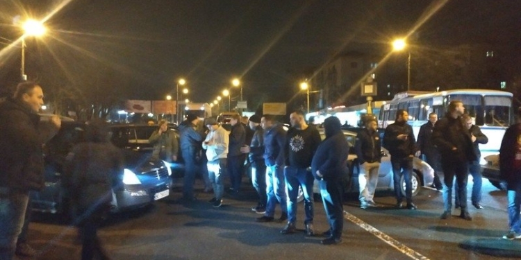 В Николаеве таксисты заблокировали Варваровский мост и требуют ареста виновника смертельного ДТП (ФОТО)