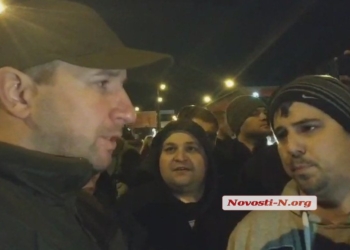 Таксисты разблокировали движение по Варваровскому мосту (ФОТО, ВИДЕО)