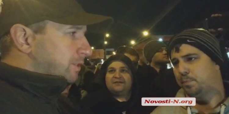 Таксисты разблокировали движение по Варваровскому мосту (ФОТО, ВИДЕО)