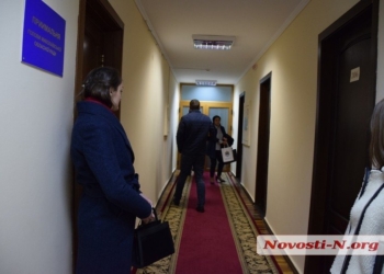 Оперативники Нацполиции пришли с повесткой к главе Николаевского облсовета Москаленко (ВИДЕО)