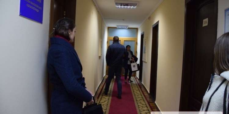 Оперативники Нацполиции пришли с повесткой к главе Николаевского облсовета Москаленко (ВИДЕО)