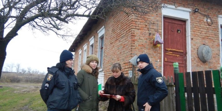 В Николаеве мать на несколько дней бросала малолетнюю дочь одну дома без еды (ФОТО)