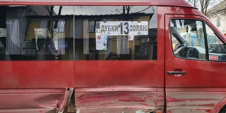 В центре Николаева водитель «Фольксвагена» врезался в маршрутку (ФОТО)